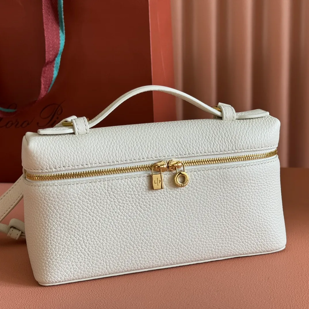 p1160💋💋💋【Original leather configuration counter complete set of packaging】 𝐋𝐨𝐫𝐨 𝐏𝐢𝐚𝐧@ Extra pocket L19 series handbag/crossbody bag, all steel, the most comfortable life is the undefined life, just like loro The material design of pian@ does not require complicated design styles. The simple and soft outline is elegant and durable, like an exquisite cosmetic case, which perfectly balances appearance and functionality. The leather is delicate and feels as soft as butter. The small bag has a large capacity. It is not only portable with a thin shoulder strap, but can also be worn cross-body. Sisters who have a special liking for minimalist style can buy it. It is simple and versatile. The simpler, the more different. Stars and Instagram celebrities are all planting it. There are two sizes of 19 cm and 27 cm. One is exquisite and casual, and the other is elegant and grand. Size: Small: length 19×width 7×height 12cm (